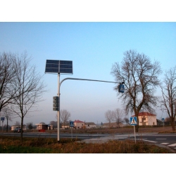 Znak D6 obustronny z zasilaniem solarno-wiatrowym  Wysięgnik do 7m +Oświetlenie ulicy